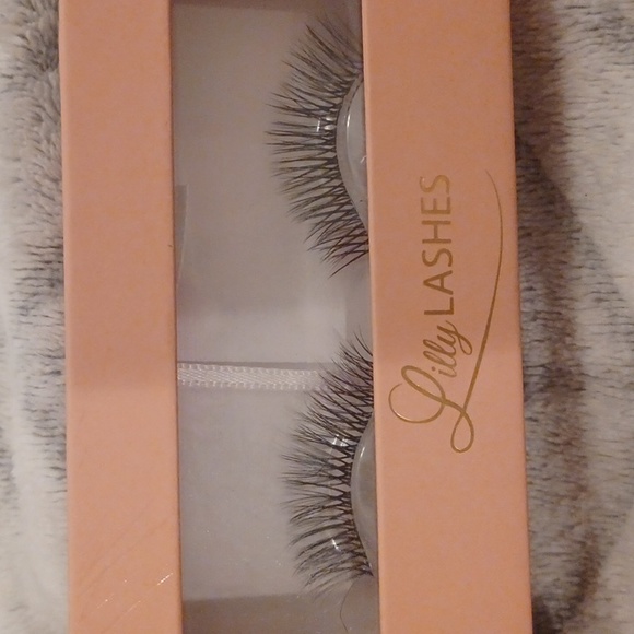 Lilly Lashes - Picture 5 of 5